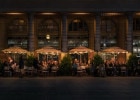 6 restaurants à la décoration insolite à Paris  - Restaurant avec une belle terrasse  