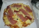 Carte diversifiée en pizzéria : l’exemple de Pizza Shop  - Pizza pâte épaisse 8 fromage avec jambon cru  