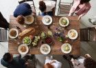 Cette famille mange au resto et part sans payer la note  - Famille au restaurant  