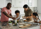 Cuisiner maison : composer un menu varié et équilibré  - Famille préparant un plat dans la cuisine  