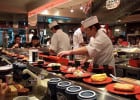Des Sushi en Service Express  - Convoyeur à sushis en bar à sushis  