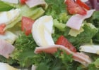Deux salades légères chez Pizz à II  - Salade, oeuf, jambon, tomates  