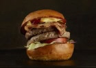 Double ration de burger au 231 East Street  - Burger avec une double dose de bacon  