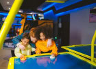 Guide des restos avec jeux et anims pour enfants  - Enfants et adulte dans un air de jeux  
