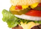 Le hamburger : allemand mais courtisé par les US  - Un hamburger généreusement garni  