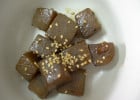 Le konjac dans la cuisine japonaise  - Cubes de konnyaku en gelée parsemés de sésame  