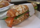 Le pain et les Français  - Sandwich au saumon dans un pain aux amandes  