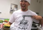 Le Ramen Burger, coup de foudre New-Yorkais  - Keizo Shimamoto servant du ramen burger  