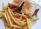 Le sandwich aux frites : calorique, gourmand, mais délicieux  - Sandwich et frites  