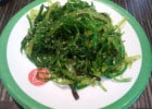 Les bars à sushi et les salades d'algues  - Assiette de salade d'algue  