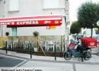 Les nuggets Jack's Express  - Terrasse et scooter de livraison  