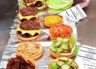 Les secrets pas bien gardés de Five Guys  - Burgers en préparation  