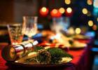 Maîtriser son budget restaurant pendant les fêtes  - Une table de resto décorée à Noel  