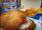 Manger léger au fast-food  - Burger dans un pain carré aux sésames  