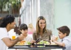 Manger seul, une habitude néfaste pour la santé  - Sortie restaurant en famille  