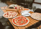 Pizza artisanale : ingrédients rares à découvrir  - Des pizzas dans une pizzeria  