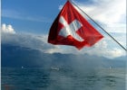 Pouly Tradition suisse par excellence  - Drapeau suisse flottant dans l'air  