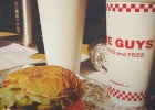Qui est Five Guys, le roi du burger US qui arrive en France   - Burger et boisson  