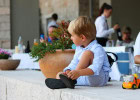 Sortie resto avec enfants : la check-list futée  - Enfant à la terrasse d'un resto  