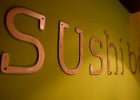 Sushi Bâ livre des bento  - Mur du restaurant avec le logo  