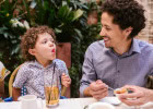 Top 10 des restaurants adaptés aux familles en France  - Un homme et un enfant au resto  