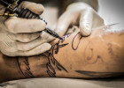 Un resto propose à ses clients de se faire tatouer son logo  - Tatouage  