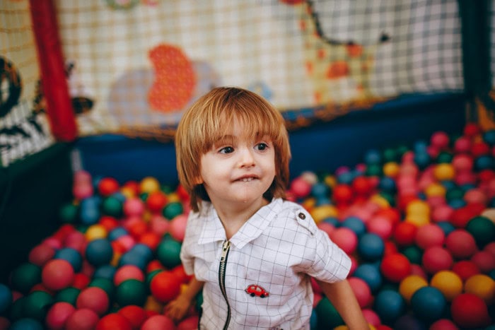 Enfant dans un aire de jeux