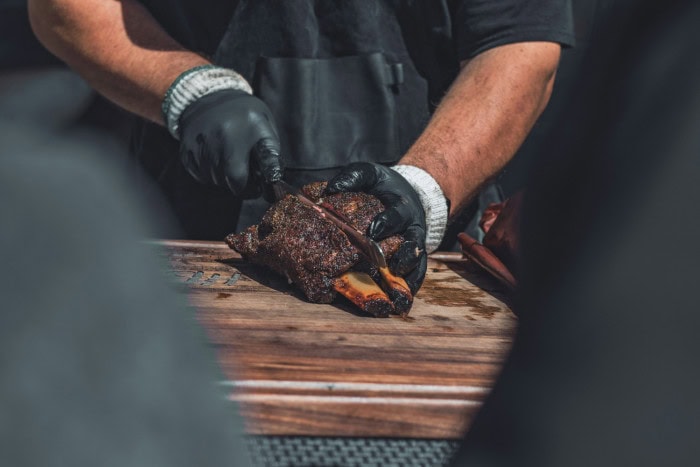  Cuisinier découpant une côte  