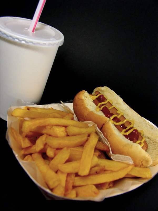 Soda, frites et hot dog  