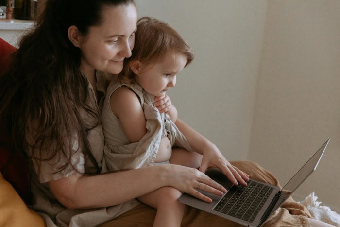 Mère et fille devant ordi