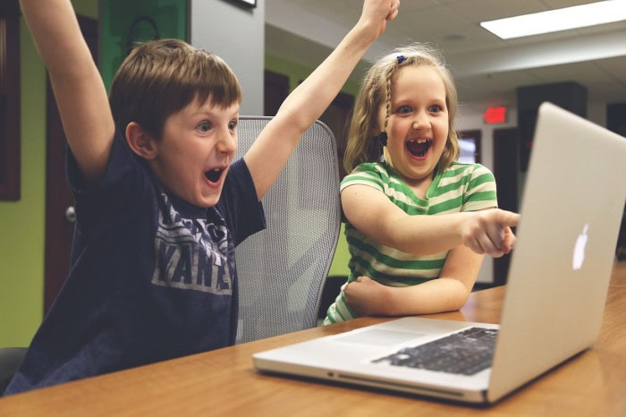 Deux enfant devant un ordi