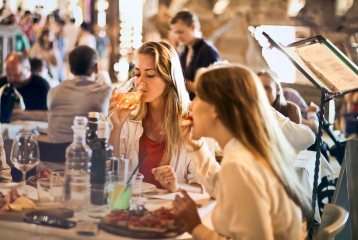  Des clientes d'un restaurant  