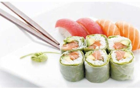  Assortiments de spring roll et sushis  