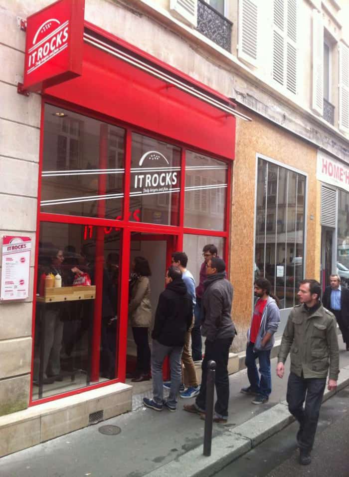 file devant le It ROCKS Burgers  