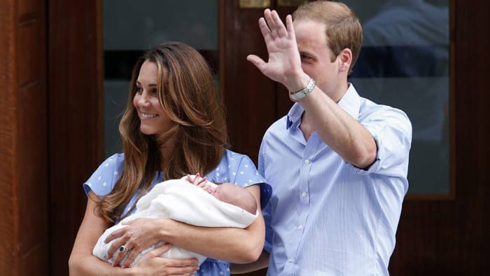  Kate et William avec leur nouveau né  