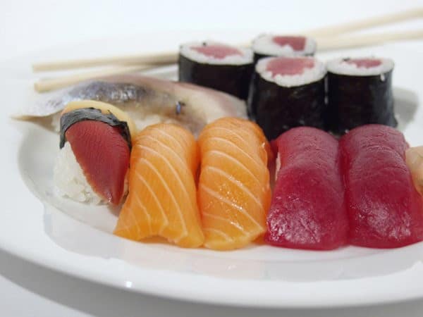  Assiettes de sushis, sashimis et makis  
