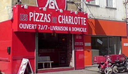  Devanture Les Pizzas de Charlotte et scooters  