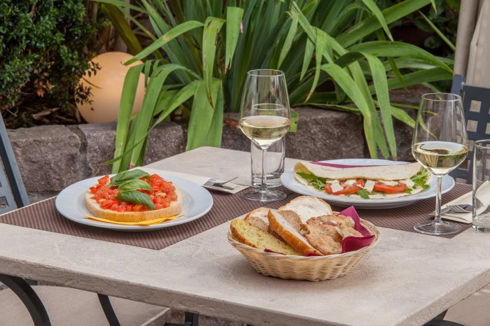  table pour deux en terrasse  