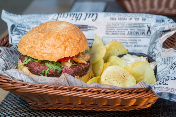 Burger présentée de manière moderne