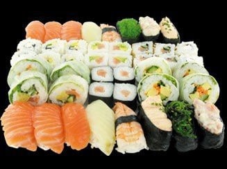  Assortiment de sushis, sashimis, makis ...  