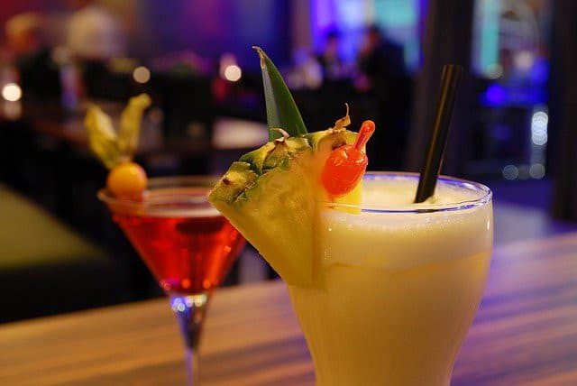  Cocktails au bar  