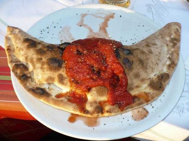  Calzone et sauce tomate  