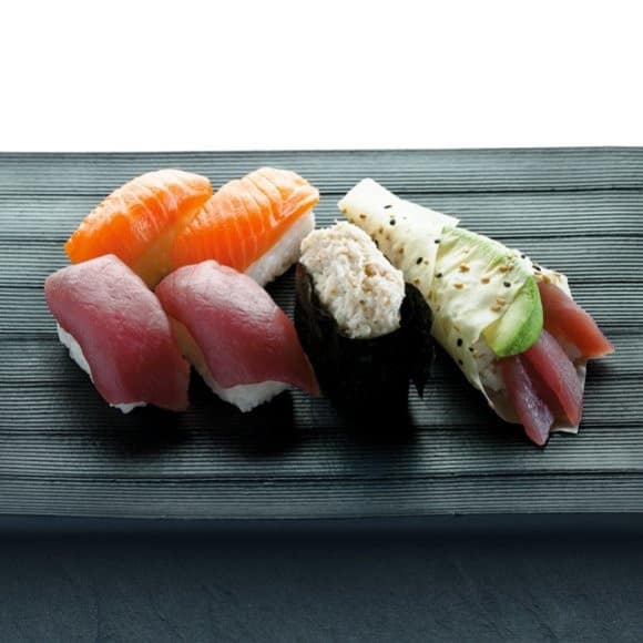  Plateau de sushis, makis et sashimis  