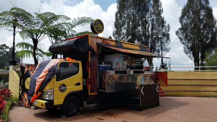  Un food-truck stationné dans un parc  