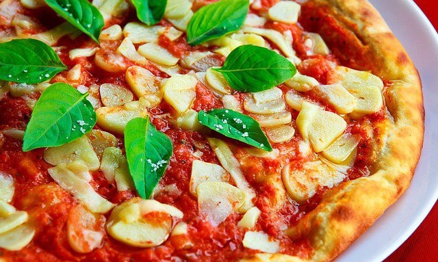  Pizza à base de sauce tomate  