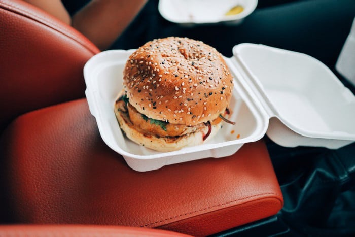  Hamburger en barquette en voiture  