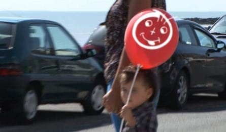  Enfant tenant un ballon Toto-pizz  