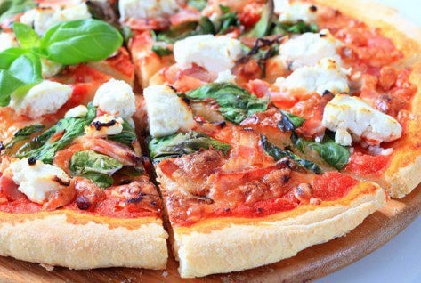  Pizza ronde à base de sauce tomate  