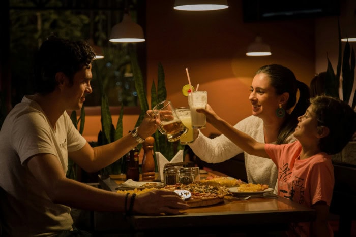  Une famille dinant au restaurant  