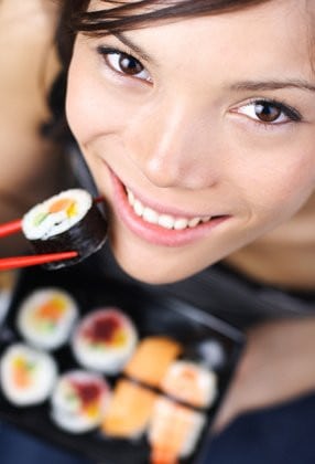  Japonaise dégustant des sushis  